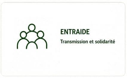 Scene d'entraide entre habitants.
